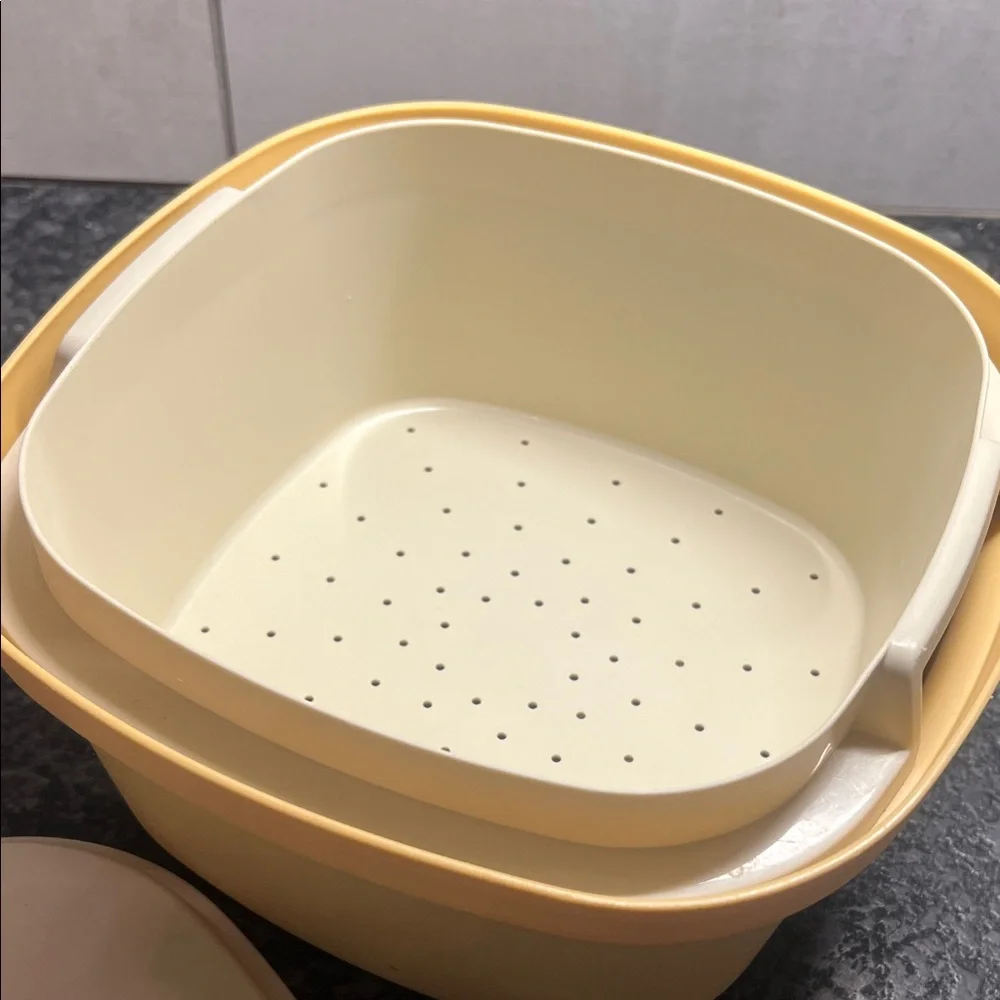 Vintage Tupperware Steamer Cream and harvest gold. Like new!!